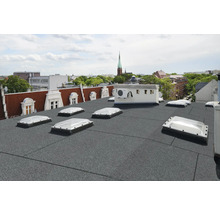 Toit plat avec fenêtres de toit et vue sur la ville