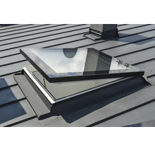 Fenêtre de toit ouverte sur un toit métallique