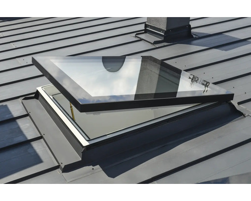 Fenêtre de toit ouverte sur un toit