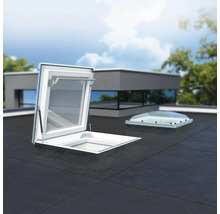 Geöffnetes Dachfenster auf einem Flachdach