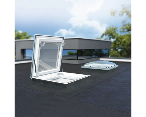 Geöffnetes Dachfenster mit Oberlicht auf einem Dach
