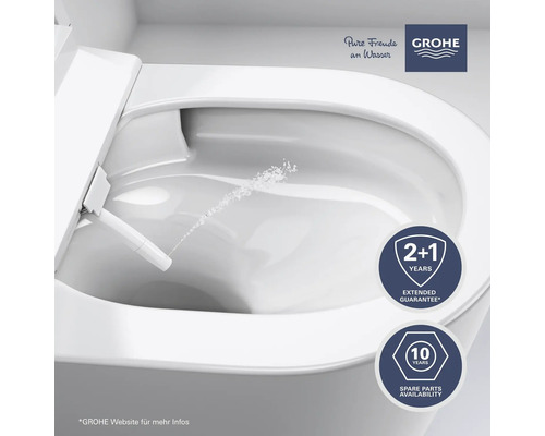 Nahaufnahme einer Toilette mit Bidetfunktion von Grohe mit Wasserstrahl, Grohe Logo, Hinweissiegel für erweiterte Garantie und Verfügbarkeit von Ersatzteilen