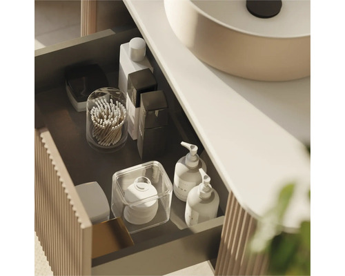 Badezimmerschrank mit geöffneter Schublade und verschiedenen Badutensilien