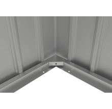 Vue détaillée d'un raccord d'angle métallique pour abri de jardin ou remise à outils.