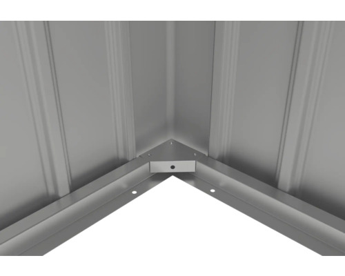 Vue détaillée d'un raccord d'angle métallique pour abri de jardin ou remise à outils.
