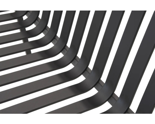 Vue détaillée d'un banc avec des lattes en métal