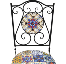 Detailaufnahme eines Stuhls mit Fliesenmuster und einem Gestell aus Schmiedeeisen.