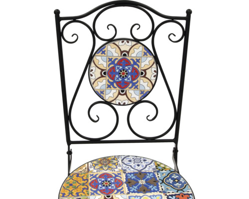 Detailaufnahme eines Stuhls mit Fliesenmuster und einem Gestell aus Schmiedeeisen.