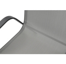 Detailaufnahme eines Gartenstuhls mit Netzstruktur