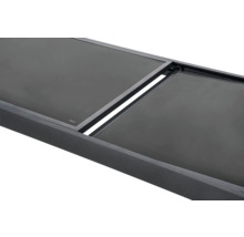 Vue détaillée d'un plateau de table en verre et métal