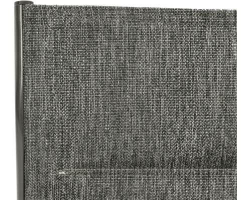 Detailansicht eines grauen Textil-Sichtschutzes für den Aussenbereich