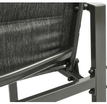 Detailansicht eines Gartenstuhls mit Metallrahmen und Stoffbespannung