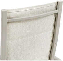 Detailansicht der Rückenlehne eines Gartenstuhls mit Textilbespannung