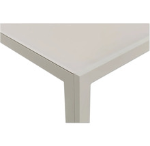 Gros plan d'une table avec un pied de table