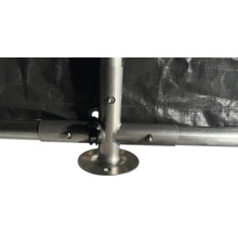 Gros plan d'une structure de tente avec une bâche noire et un cadre métallique argenté.