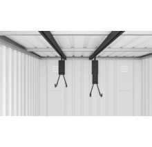 Vue intérieure d'une remise avec suspension pour vélos au plafond