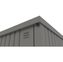 Vue détaillée d'un abri de jardin avec fentes de ventilation et tuyau de drainage.