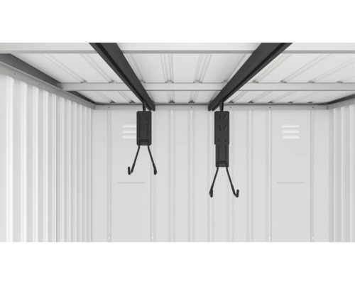 Vue intérieure d'un abri de jardin avec des supports de vélos montés au plafond
