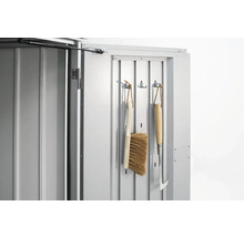 Innenansicht eines Gerätehauses mit Haken zum Aufhängen von Gartengeräten