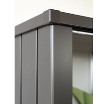Detailansicht eines Gartenhauses mit Metallecken