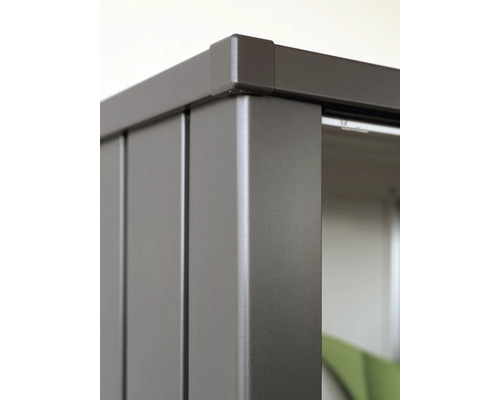 Detailansicht eines Gartenhauses mit Metallrahmen und Eckverbindung.