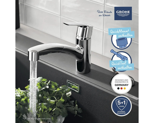 Robinet de cuisine chromé sur l'évier avec eau courante et fonction QuickMount