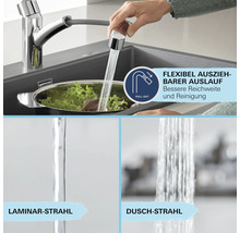 Küchenarmatur mit ausziehbarem Auslauf und zwei Strahlarten im Einsatz