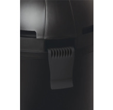 Vue détaillée d'une poubelle noire avec couvercle