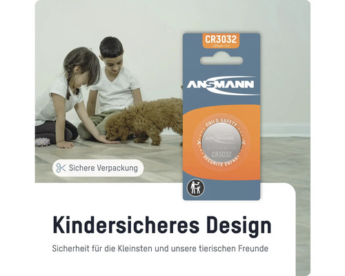 Ansmann CR3032 Lithium Batterie mit kindersicherem Design, Kinder und Hund im Hintergrund