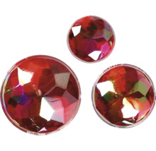 Drei rote Ziersteine mit Facettenschliff