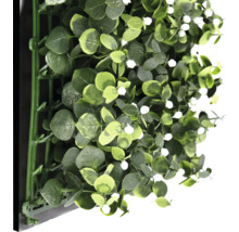 Künstliche Pflanzenwand mit Eukalyptus und weißen Blüten