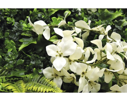 Künstliche Pflanzenwand mit weißen Blüten und verschiedenen Grüntönen