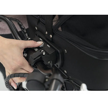 Detailaufnahme einer Hand, die einen Befestigungsmechanismus an einer Fahrradtasche bedient