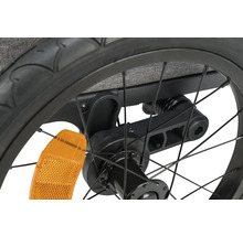 Detailansicht eines Fahrradreifens mit Speichen und Reflektor