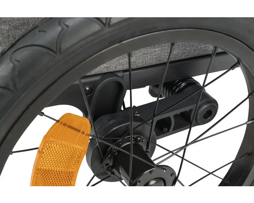 Detailansicht eines Fahrradreifens mit Speichen und Reflektor