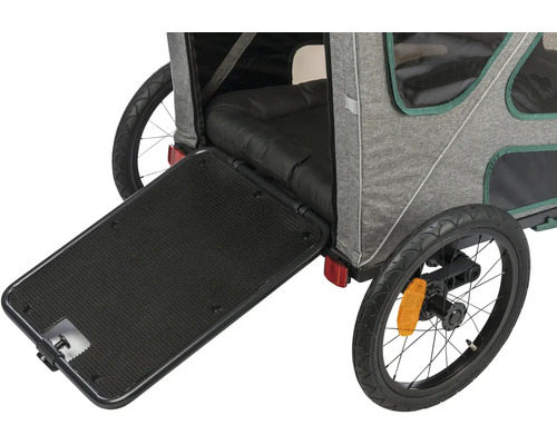 Hundeanhänger mit geöffneter Rampe und schwarzem Hundebett