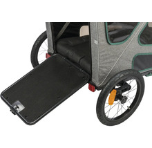 Hundeanhänger mit geöffneter Rampe und Rädern