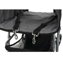 Detailansicht eines Tierwagens mit Gurten und Haken