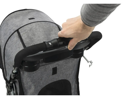 Detailaufnahme eines grauen Kinderwagens mit Hand, die den Griff berührt