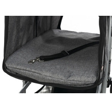 Sitzbereich eines Tierwagens mit Gurt und Karabinerhaken