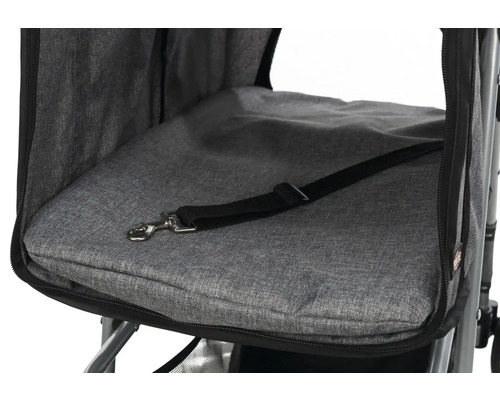 Sitzbereich eines Tierwagens mit Gurt und Karabinerhaken