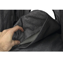 Detailansicht des Innenraums einer grauen Babyschale mit Hand