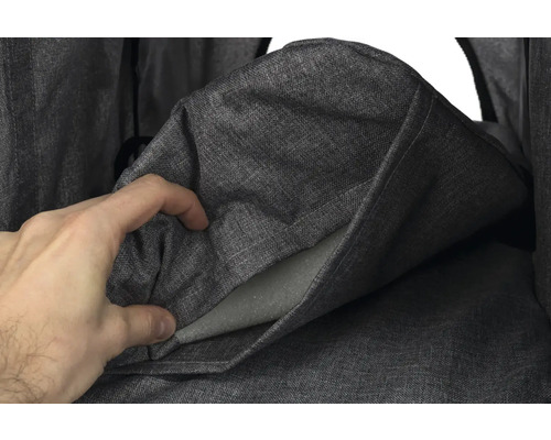 Detailansicht des Innenraums einer grauen Babyschale mit Hand