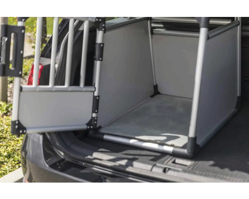 Hundebox für das Auto mit geöffneter Tür