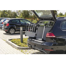Hundebox im Kofferraum eines Autos.