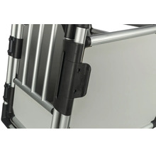 Vue détaillée d'une cage de transport pour chiens en aluminium avec raccords en plastique.