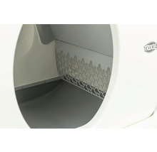 Innenansicht einer Katzentoilette mit Sieb und dem Trixie Logo.