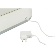 Netzteil mit Kabelanschluss an einem elektronischen Gerät