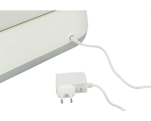 Netzteil mit Kabelanschluss an einem elektronischen Gerät