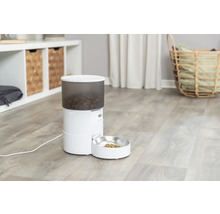 Automatischer Futterautomat für Haustiere mit Futternapf in einem hellen Raum.